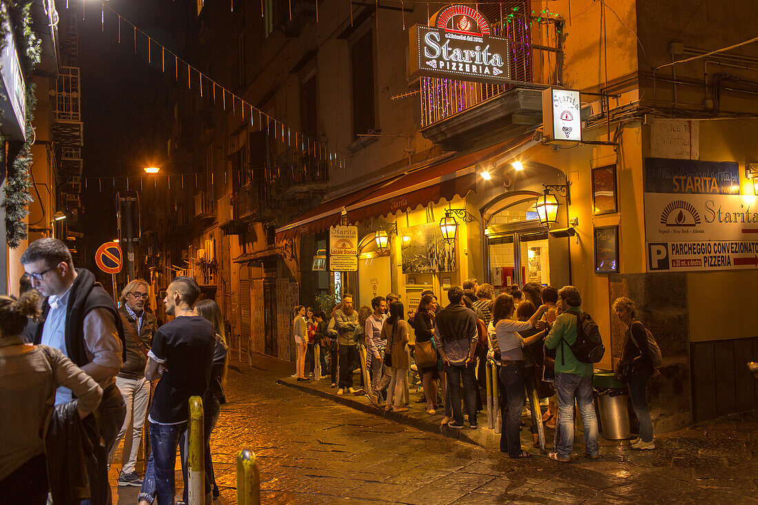 queue of customers, Pizza, Pizzeria Starita, simple and traditional, wood-fired oven, popular, fast-food, Italian, restaurant, lifestyle, culture, Italian food, Naples, Italy