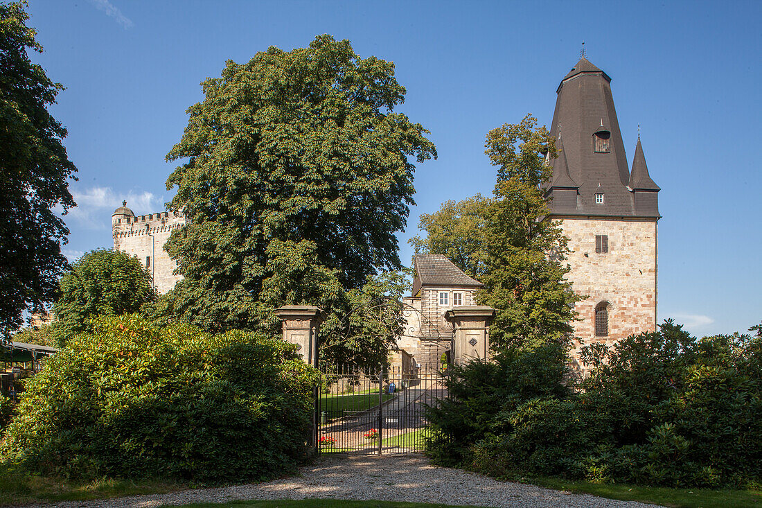 Burg Bentheim, Kronenburg, Blick vom Burggarten durch Gartentor zum Tor der Burg, Hoehenburg, Turm der Katharinenkirche, Mittelalter, Grafschaft, Bad Bentheim, Niedersachsen, Deutschland