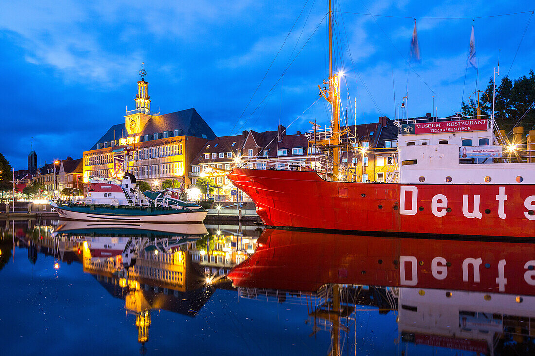 Museum in Light Vessel, town hall, Deutsche Bucht, night shot, illumination, Emden on the River Ems, Lower Saxony, Germany