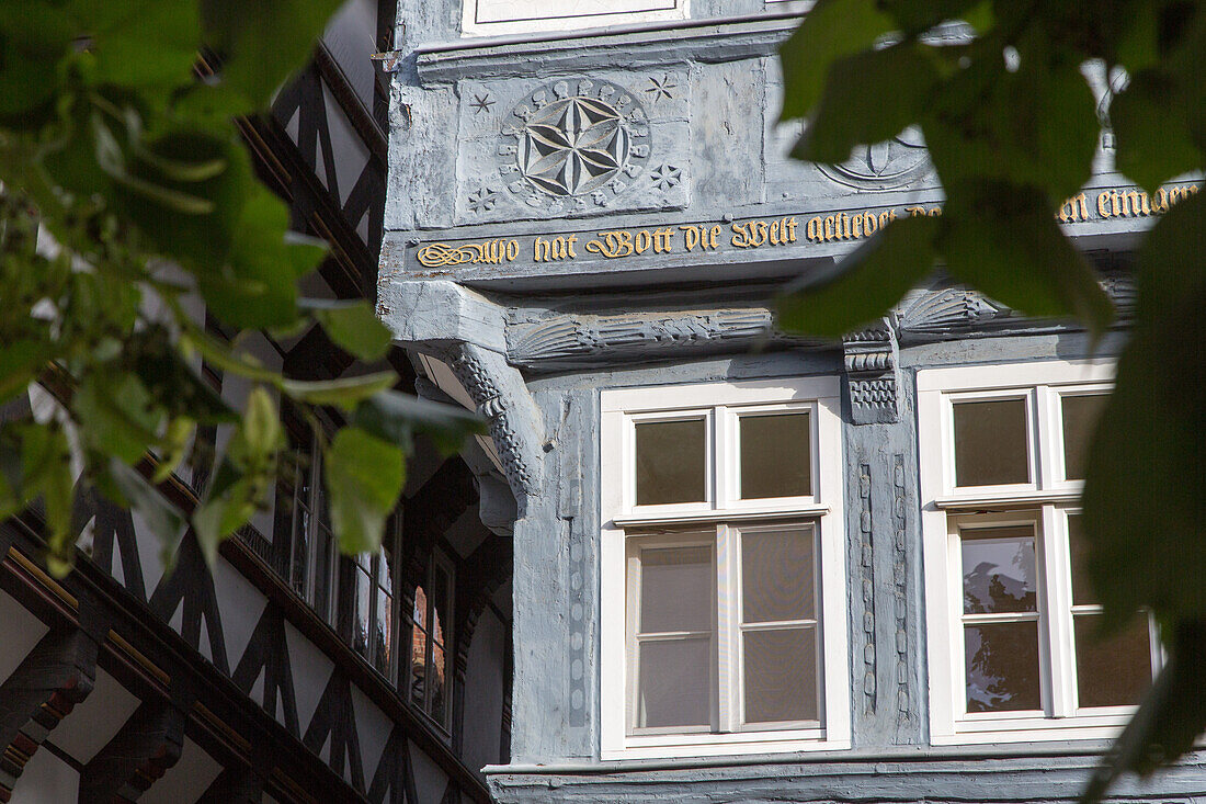 Goslar, Hausfassade, Fachwerkhaus, Staender, Holzschnitzerei, Niedersachsen, Deutschland