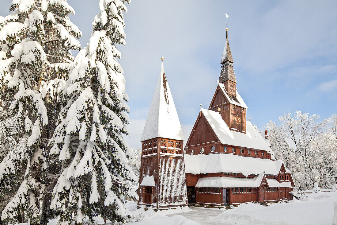 Gustav-Adolf-Stabkirche, Schneelandschaft, Tannen, Nachbildung der Stabkirche von Borgund, Norwegen, Holzkirche, Winterschnee, Hahnenklee, Harz, Niedersachsen, Deutschland