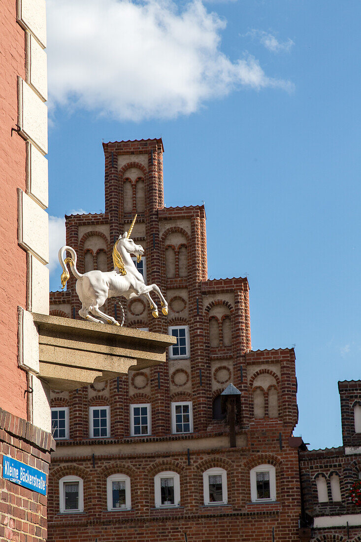 Staffelgiebel, Stufengiebel, norddeutsche Backsteingotik, Gotik, Renaissance, Lueneburg, Einhorn ueber Apotheke, Niedersachsen, Deutschland