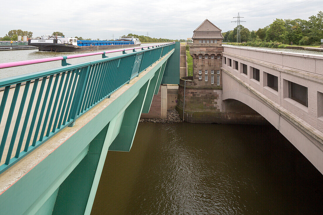 Wasserstrassenkreuz Minden, Kreuzung von zwei Wasserstrassen, Mittellandkanal kreuzt die Weser, Ostwestfalen, Trogbruecke, Nordrhein-Westfalen, Deutschland