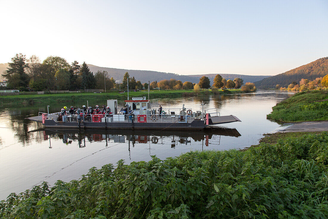 Weser, Weserfaehre, Autofaehre, Fluss, Rollfaehre, Gierseilfaehre, haengt an Stahlseilen, Wasserstroemung als Antrieb, nur mit dem Strom der Weser, Hemeln, Niedersachsen, Deutschland