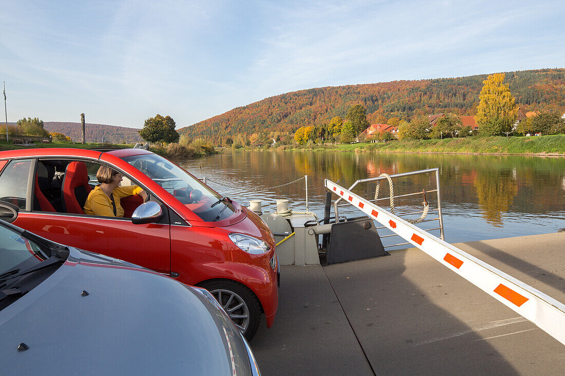 Weser, Weserfaehre, Autofaehre, Fluss, Rollfaehre, Gierseilfaehre, haengt an Stahlseilen, Schranke, Wasserstroemung als Antrieb, nur mit dem Strom der Weser, Niedersachsen, Deutschland