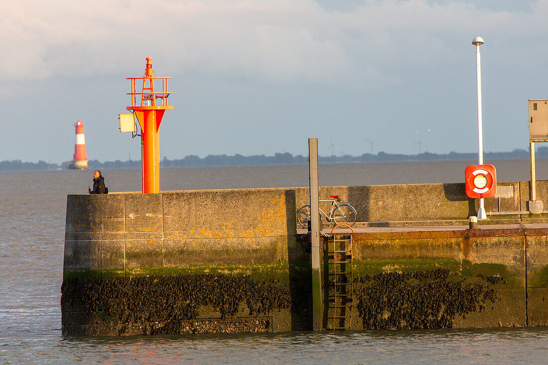 Pier, breakwater, mole, red signal, Wilhelmshaven, Lower Saxony, Germany