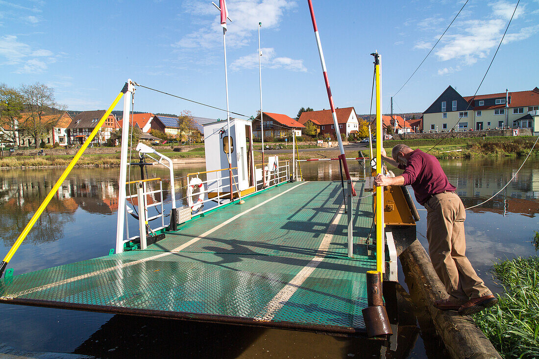 Weser, Weserfaehre, Autofaehre, Fluss, Rollfaehre, Gierseilfaehre, haengt an Stahlseilen, Wasserstroemung als Antrieb, nur mit dem Strom der Weser, Niedersachsen, Deutschland