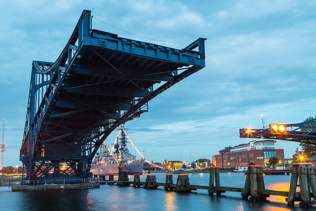 Kaiser Wilhelm Bridge, swing bridge, evening light, Wilhelmshaven, Lower Saxony, Germany