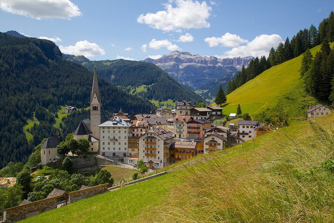 View of village and church, La Plie Pieve, Belluno Province, Dolomites, Italy, Europe