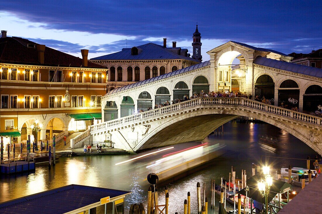 Rialto Bridge at dusk, Venice, UNESCO World Heritage Site, Veneto, Italy, Europe
