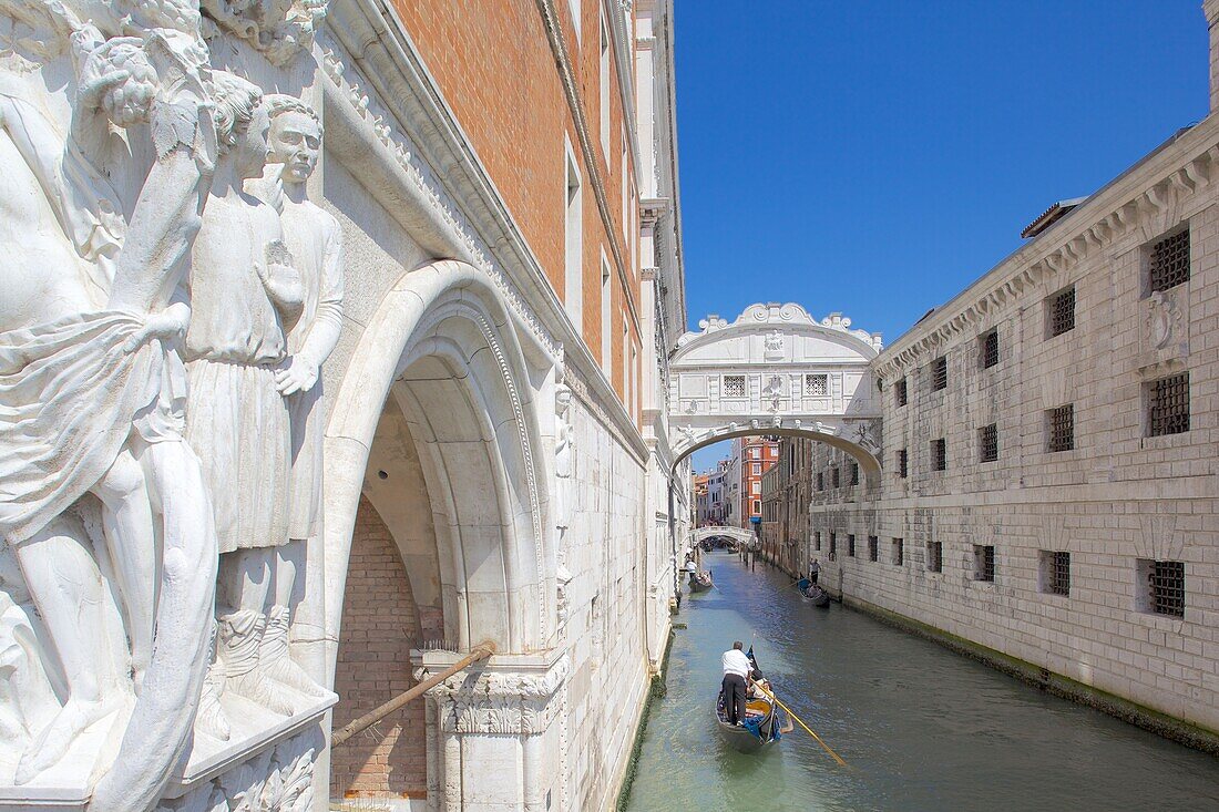 Doge's Palace, Bridge of Sighs and gondola, Piazza San Marco, Venice, UNESCO World Heritage Site, Veneto, Italy, Europe