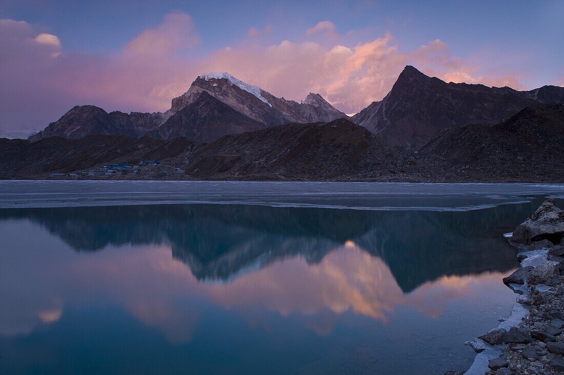 Dudh Pokhari Lake, Gokyo, Solu Khumbu (Everest) Region, Nepal, Himalayas, Asia