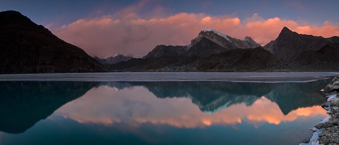 Dudh Pokhari Lake, Gokyo, Solu Khumbu (Everest) Region, Nepal, Himalayas, Asia