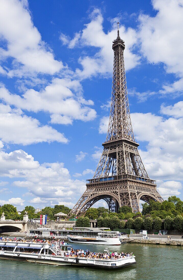 Bateaux Mouches tour boat on River Seine passing the Eiffel Tower, Paris, France, Europe