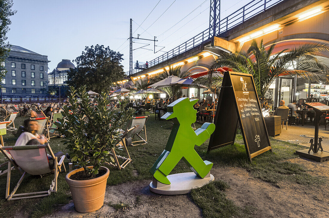 Bar mit Liegestühlen im Monbijoupark abends,  S Bahn,  Berlin Mitte