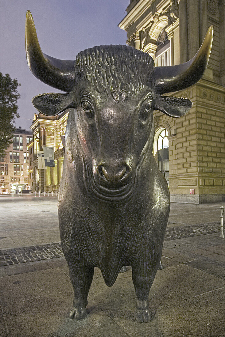 Germany,  Frankfurt,  bull in front of stock exchange,  twilight