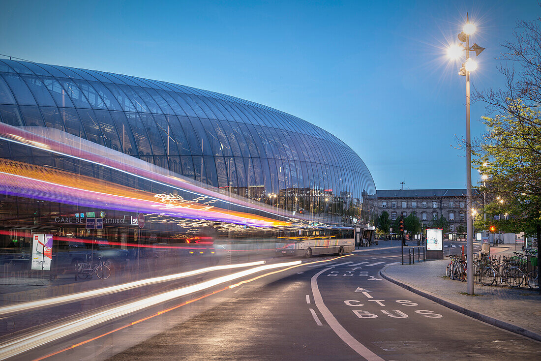Bus zieht Leuchtspure bei Fahrt zum Hauptbahnhof Gare Central, Straßburg, Elsass, Frankreich