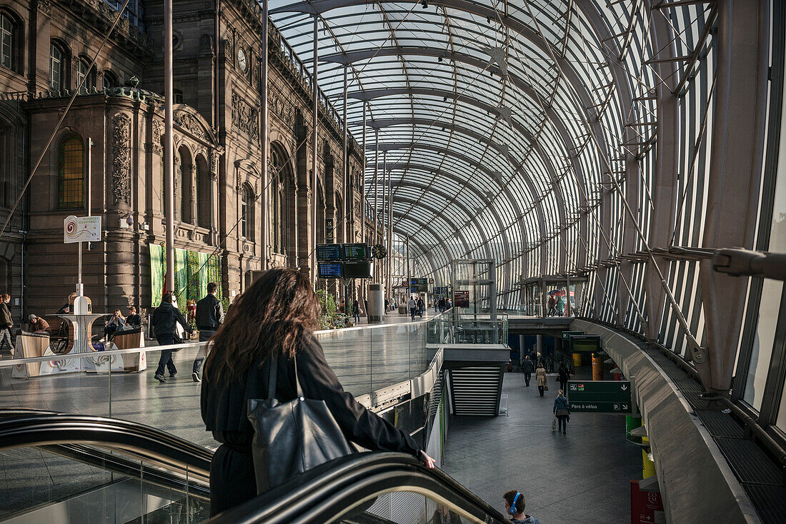 Bahnreisende auf Rolltreppe im Hauptbahnhof Gare Central, Straßburg, Elsass, Frankreich