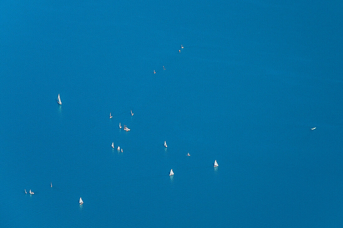Segelboote in blauem Wasser des Achensee, Tirol, Österreich, Alpen