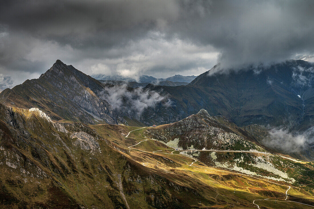 Blick auf Berghütte vom Hintertuxer Gletscher, Zillertal, Tirol, Österreich, Alpen