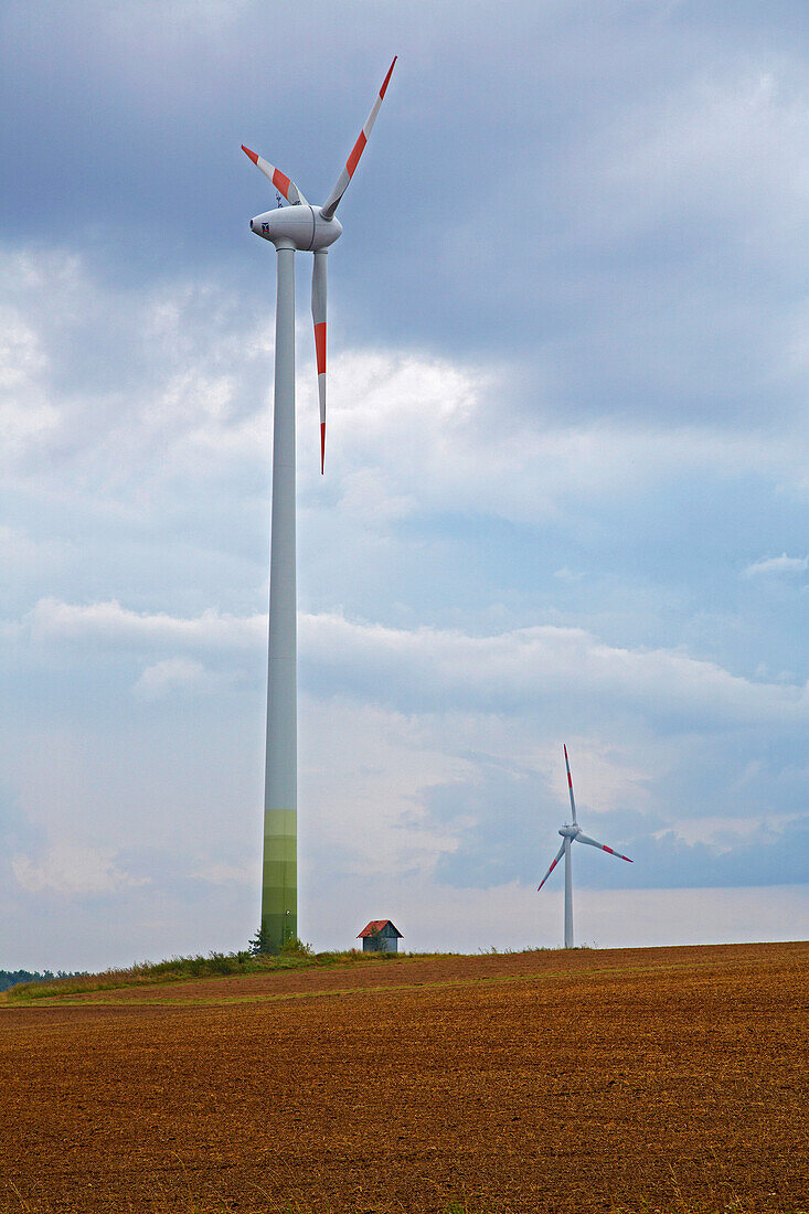 Windräder auf dem  Hardberg bei Waldsachsen, Gemeinde Schonungen, Unterfranken, Bayern, Deutschland, Europa