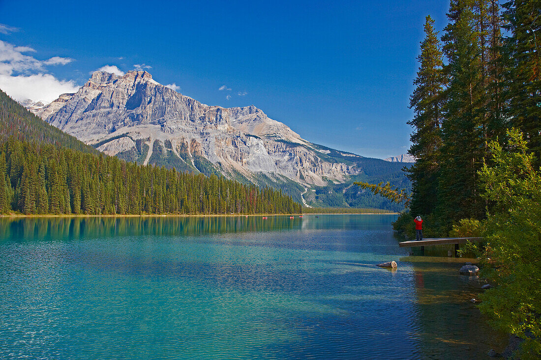 Kanu auf dem Emerald Lake, Yoho National Park, Rocky Mountains, British Columbia, Kanada