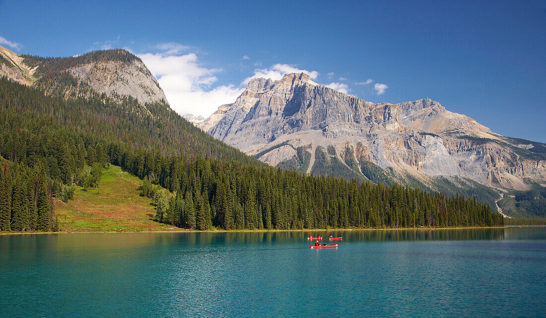 Kanus auf dem Emerald Lake, Yoho National Park, Rocky Mountains, British Columbia, Kanada