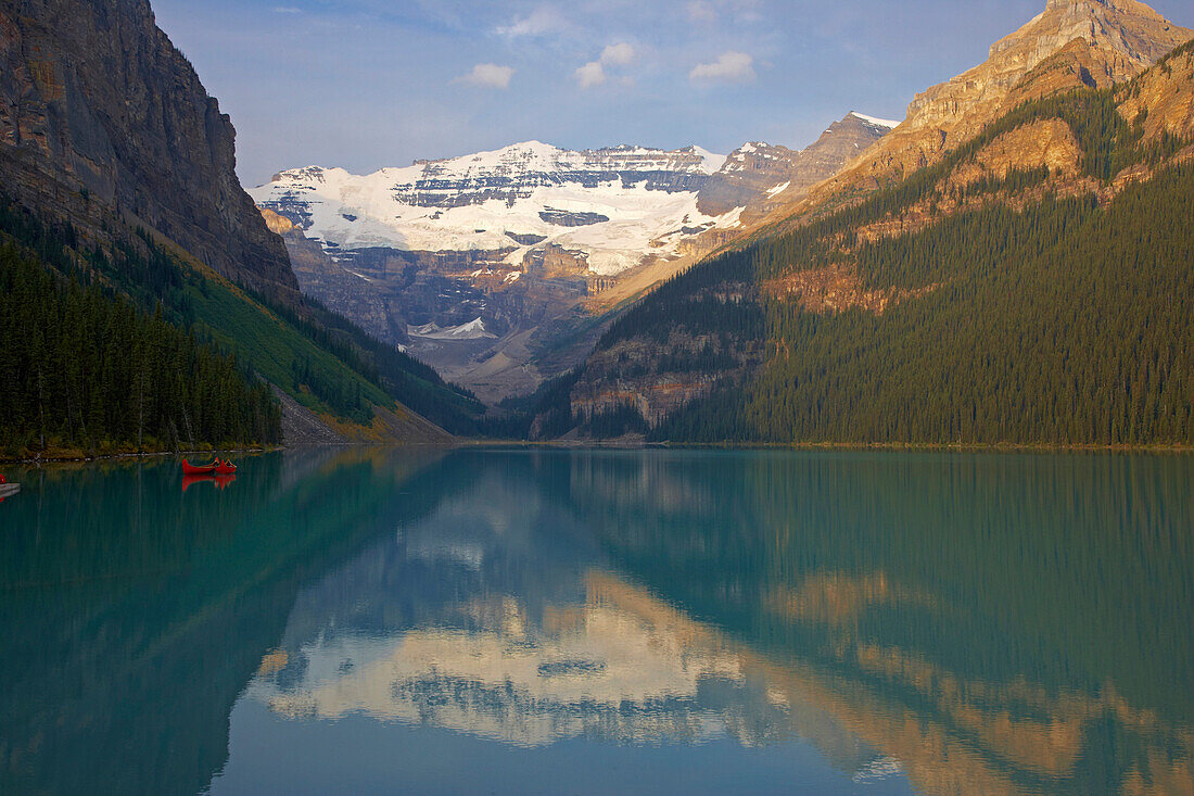 Victoria Glacier und Kanus auf Lake Louise, Banff National Park, Rocky Mountains, Alberta, Kanada