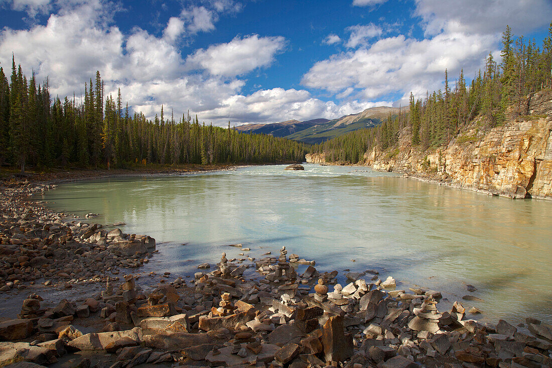 Athabasca River bei den Athabasca Falls, Jasper National Park, Rocky Mountains, Alberta, Kanada