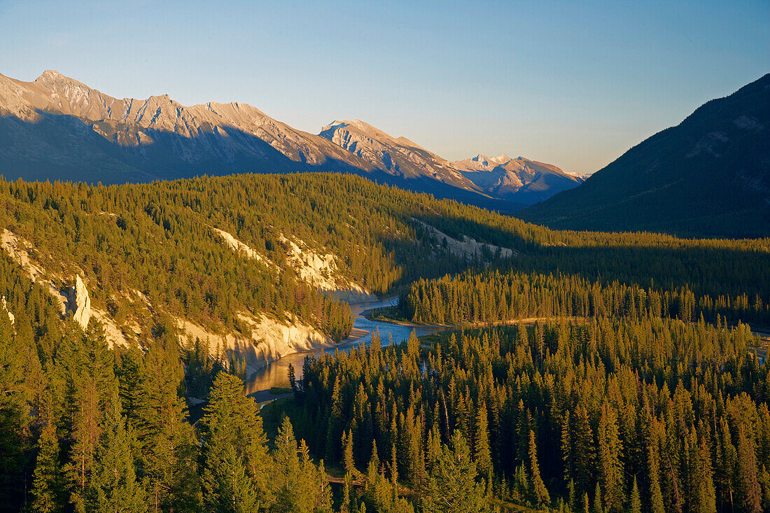 Blick über den Bow River bei Sonnenuntergang, Bow Valley, Bei Banff, Banff National Park, Rocky Mountains, Alberta, Kanada