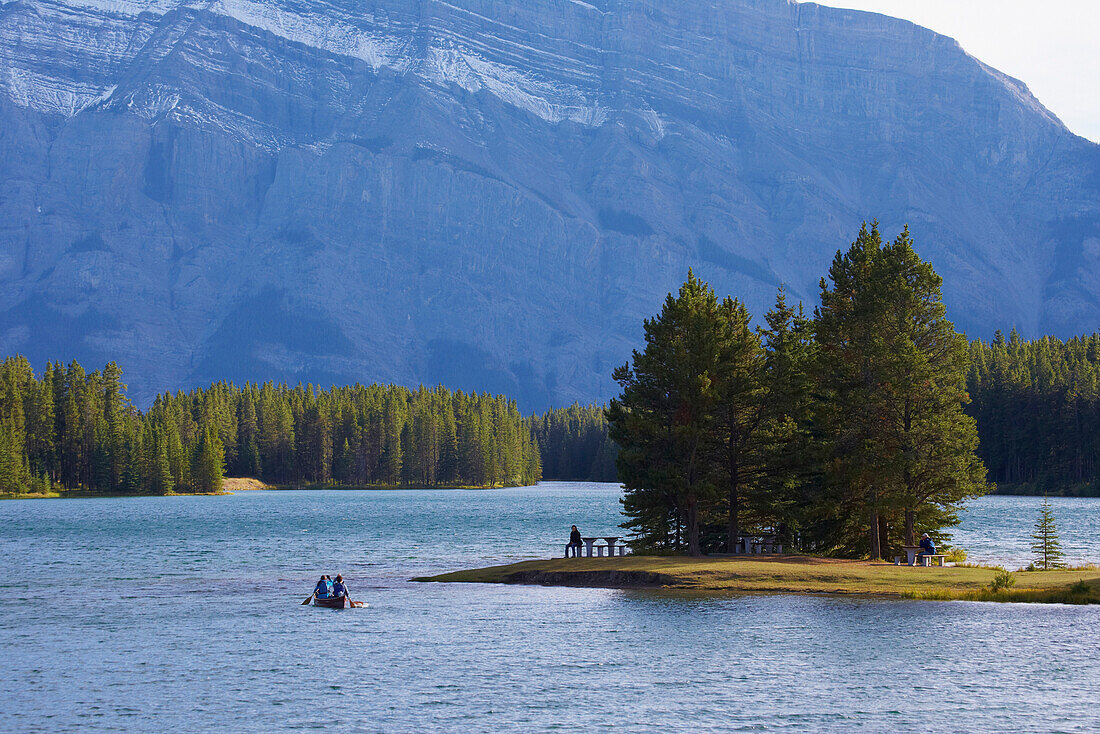 Kanu auf dem Two Jack Lake, Banff National Park, Rocky Mountains, Alberta, Kanada