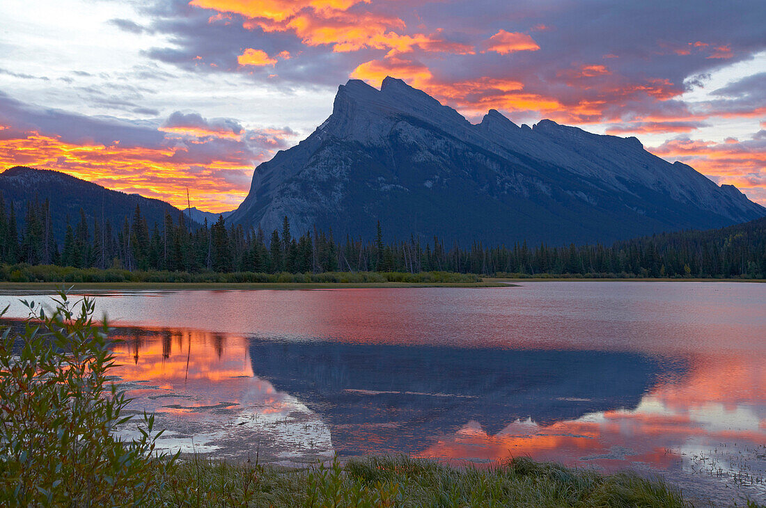 Sonnenaufgang an den Vermillion Lakes und Mount Rundle, Banff, Banff National Park, Rocky Mountains, Alberta, Kanada