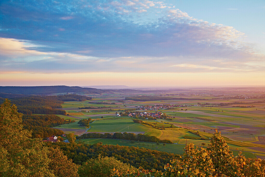 Blick vom Zabelstein auf Neuhof links vorn und Altmannsdorf vorn und Hundelshausen hinten, Gemeinde Michelau, Unterfranken, Bayern, Deutschland, Europa