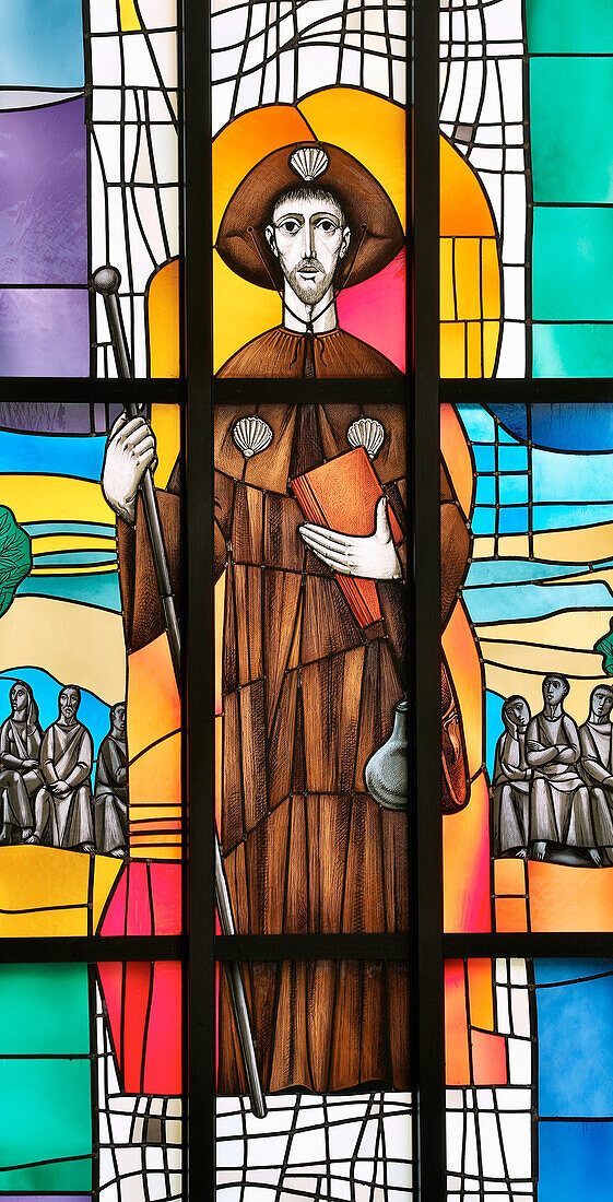 Jacobus d.Ä., Fenster der Kirche St. Jacobus d.Ä. und St.Katharina von Curd Lessig, Üchtelhausen, Unterfranken, Bayern, Deutschland, Europa