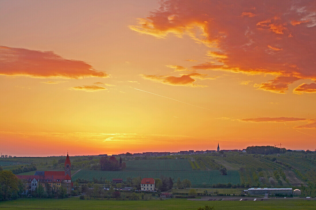 Blick von Wipfeld zum ehemaligen Kloster St. Ludwig bei Lindach, Frühling, Sonnenaufgang, Unterfranken, Bayern, Deutschland, Europa