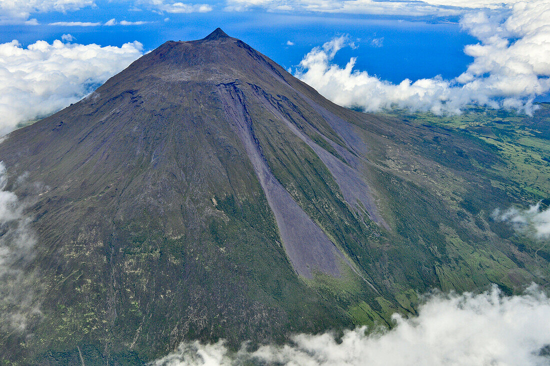 'Luftaufnahme vom Vulkan Ponta do Pico mit Gipfel Pico Pequeno und Krater über den Wolken, höchster Berg Portugals, Stratovulkan, Insel Pico, Azoren, Portugal, Europa, Atlantik;'