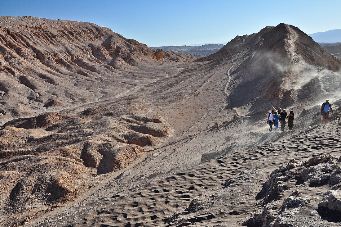 'Gruppe beim Trekking durch Wüstenberge, Valle de la Luna, Tal des Mondes, Atacama Wüste, Reserva Nacional Los Flamencos, Region de Antofagasta, Anden, Chile, Südamerika, Amerika;'