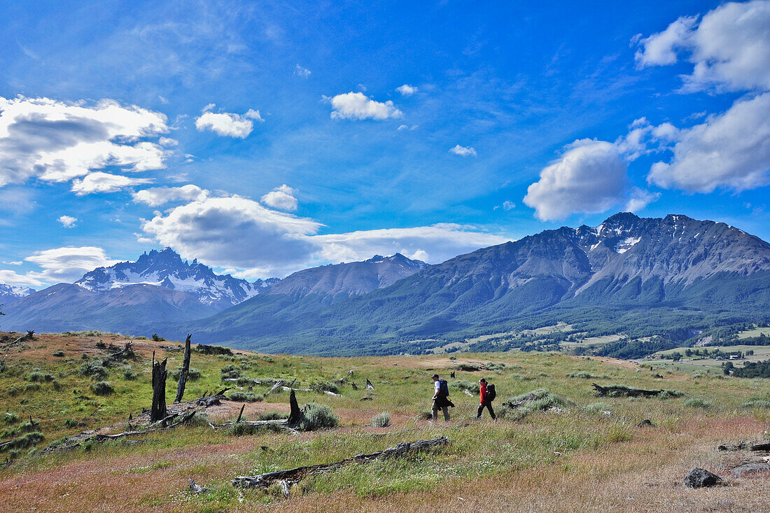 'Wanderer beim Trekking in den Bergen bei Cerro Castillo, Carretera Austral, Región Aysén, Patagonien, Anden, Chile, Südamerika;'