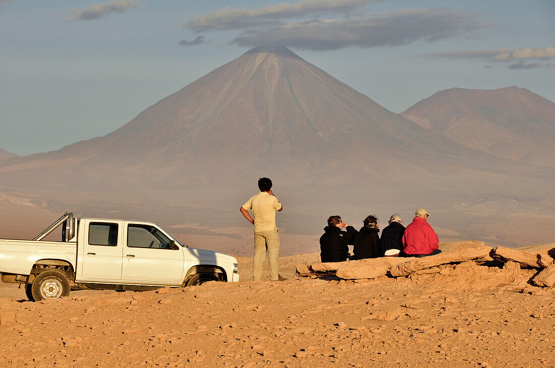 'Reisegruppe mit Jeep gegenüber dem Vulkan Licancabur, Valle de la Luna, Tal des Mondes, Atacama Wüste, Reserva Nacional Los Flamencos, Region de Antofagasta, Anden, Chile, Südamerika, Amerika;'