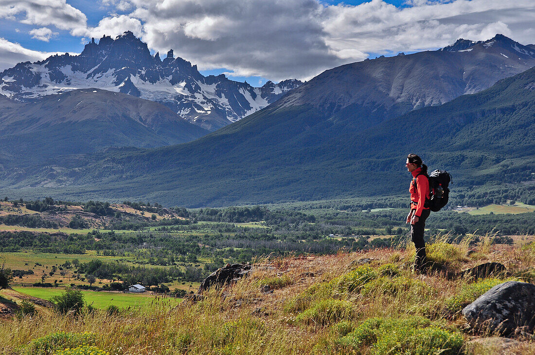 'Junge Frau beim Wandern an der Bergkette Cerro Castillo, Carretera Austral, Región Aysén, Patagonien, Anden, Chile, Südamerika;'