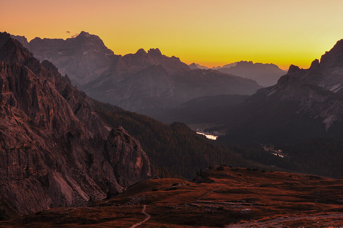 Bergketten und Cadini Gruppe (Cadini di Misurina) mit Blick auf Misurina und See Lago Misurian nach Sonnenuntergang mit Mond, Hochpustertal, Sexten, Sextener Dolomiten, Südtirol, Trentino, Belluno, Venetien, Alto Adige, Drei Zinnen (Tre Cime di Lavaredo) 