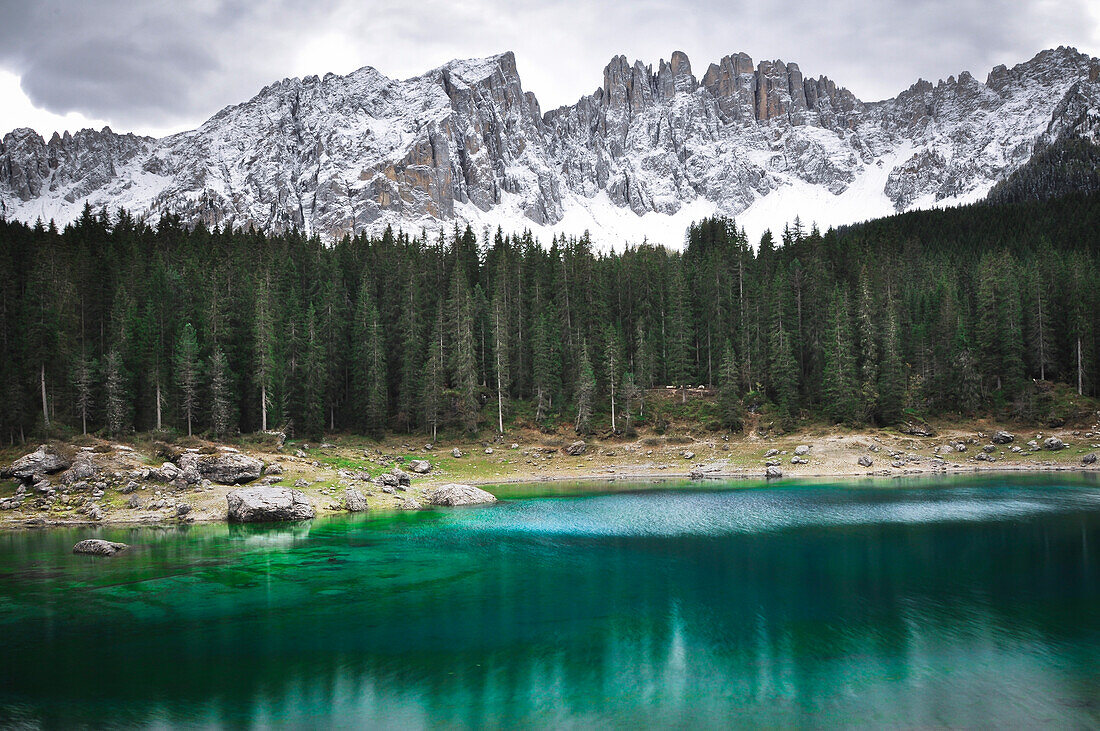 Karersee lake,  Lago di Carezza, with view to snow covered  Latemar, Lago di Carezza, valley Eggental, Val d´Ega, Dolomites, South Tyrol, Alto Adige, Trentino, UNESCO world heritage side, Italy, European Alps, Europe