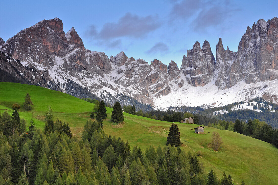 Alm unter schneebedecktem Rosengarten, Catinaccio, St. Zyprian, Tiers, Tierser Tal, Naturpark Schlern-Rosengarten, Eisacktal, Dolomiten, Südtirol, Alto Adige, UNESCO Welterbe, Italien, Alpen, Europa