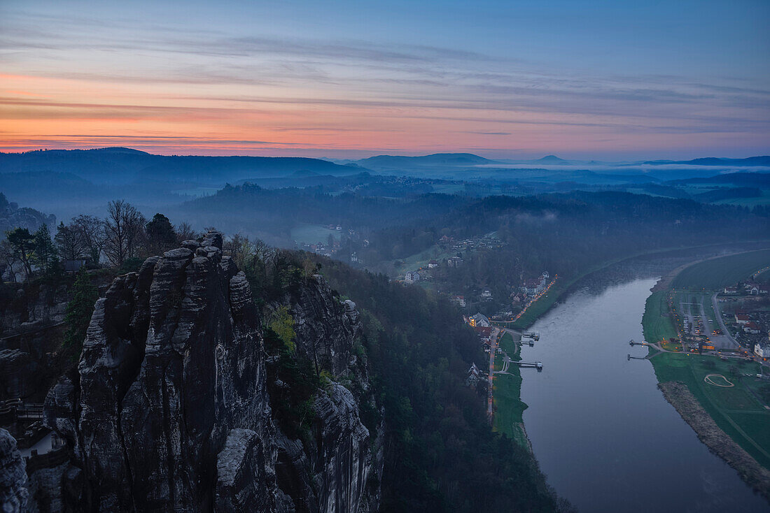 Sonnenaufgang mit Nebel über Elbe vom Bastei Felsen mit Blick auf Felsen und Tafelberge, Rathen, Elbtal, Elbsandsteingebirge, Sächsische Schweiz, Sachsen, Deutschland