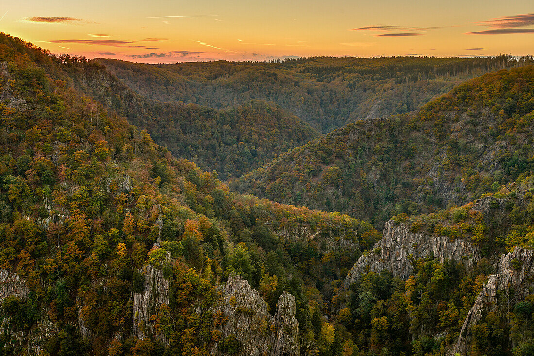 Blick von Roßtrappe ins Bodetal mit Felsen und bunten Bäumen im Herbst nach Sonnenuntergang, Thale, Harzvorland, Harz, Sachsen-Anhalt, Deutschland