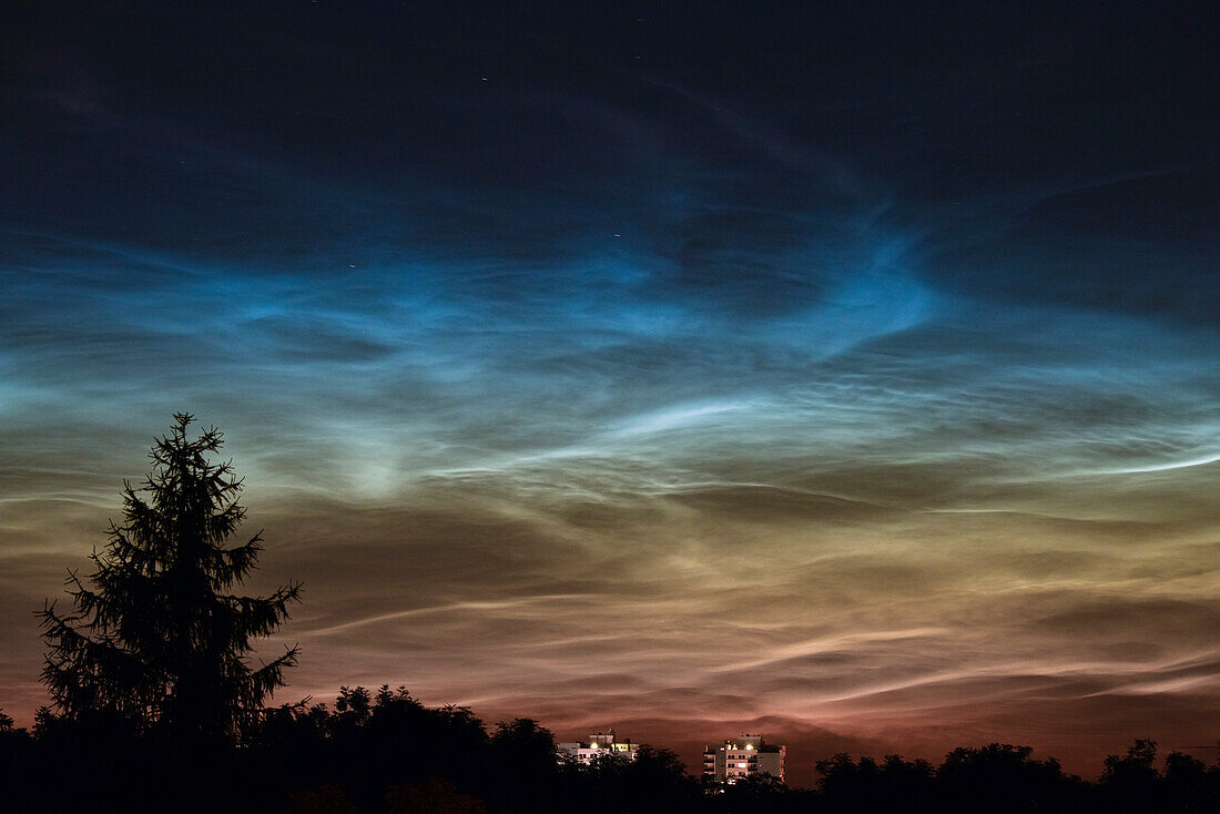 Nachtleuchtende Wolken, auch NLC oder Noctilucent Clouds, seltenes meteorologisches Phänomen, über dem Nachthimmel der Stadt Halle (Saale), Sachsen-Anhalt, Deutschland