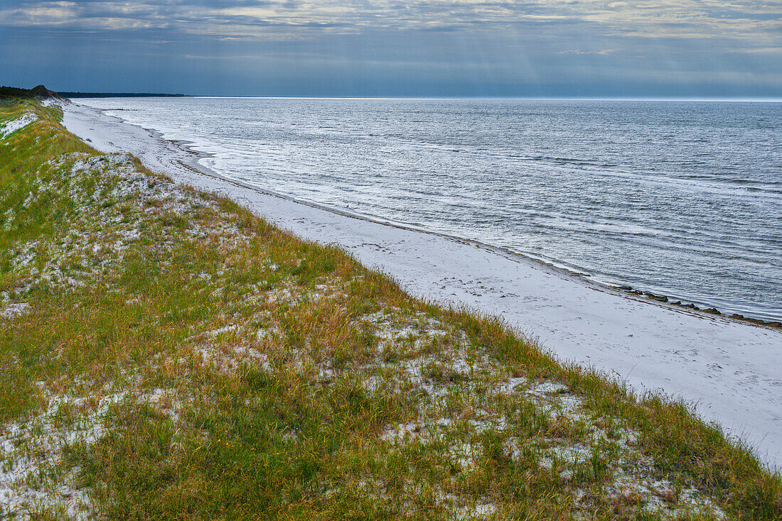 View from Pramort to Baltic Sea with sun rays, dunes and sand beach towards Zingst, near Sundische Wiese, National Park Vorpommersche Boddenlandschaft, Zingst Darü Fischland Peninsula, Mecklenburg-Western Pomerania, Germany