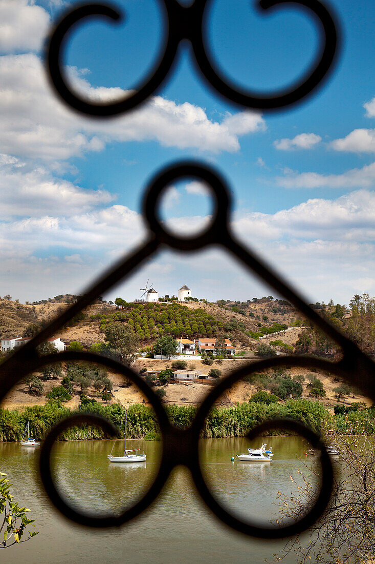 Blick vom Kastell über Rio Guadiana nach Spanien, Alcoutim, Algarve, Portugal