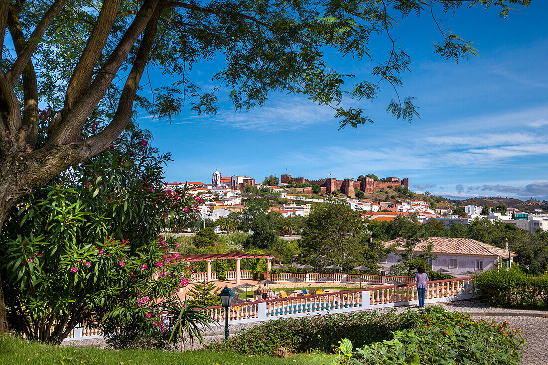 Blick auf die Altstadt mit Kathedrale und Burg, Silves, Algarve, Portugal