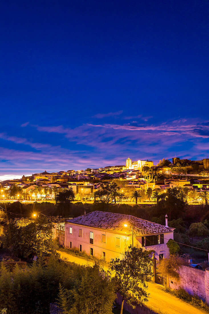 Abendaufnahme, Blick auf die Altstadt mit Kathedrale und Burg, Silves, Algarve, Portugal